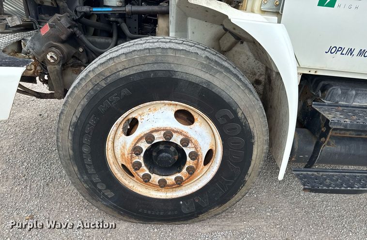 image for item DO0769 2005 International 4300 digger derrick truck