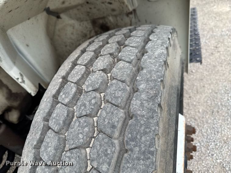 image for item DO0769 2005 International 4300 digger derrick truck