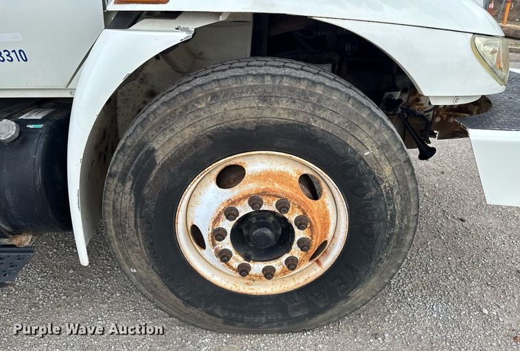 image for item DO0769 2005 International 4300 digger derrick truck