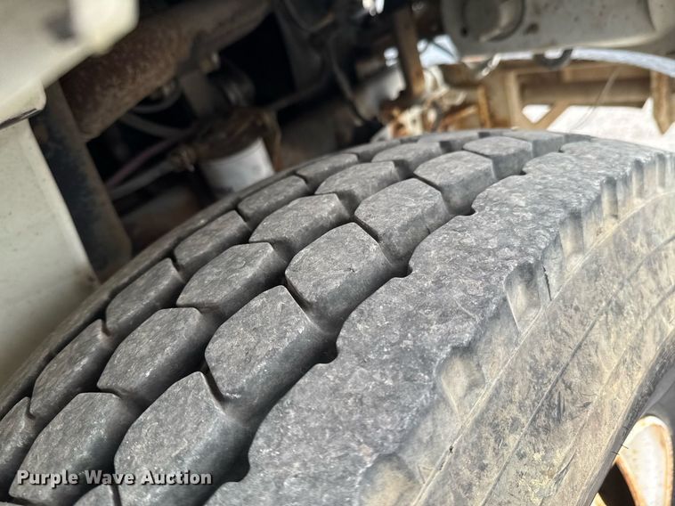 image for item DO0769 2005 International 4300 digger derrick truck