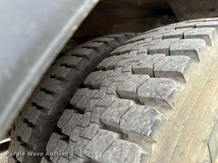 image for item DO0769 2005 International 4300 digger derrick truck