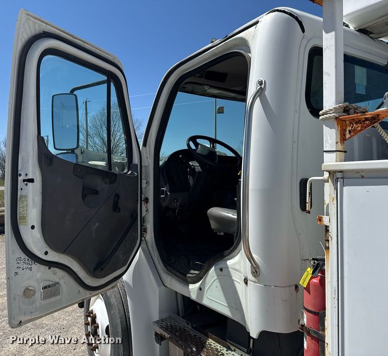 image for item DO0770 2009 Freightliner Business Class M2 bucket truck
