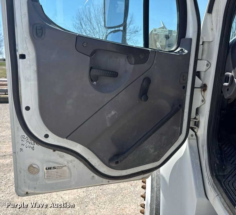 image for item DO0770 2009 Freightliner Business Class M2 bucket truck