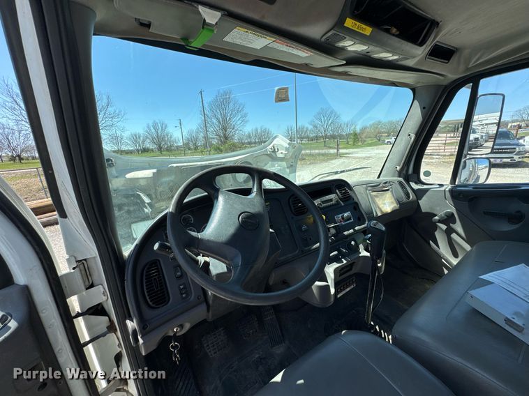 image for item DO0770 2009 Freightliner Business Class M2 bucket truck