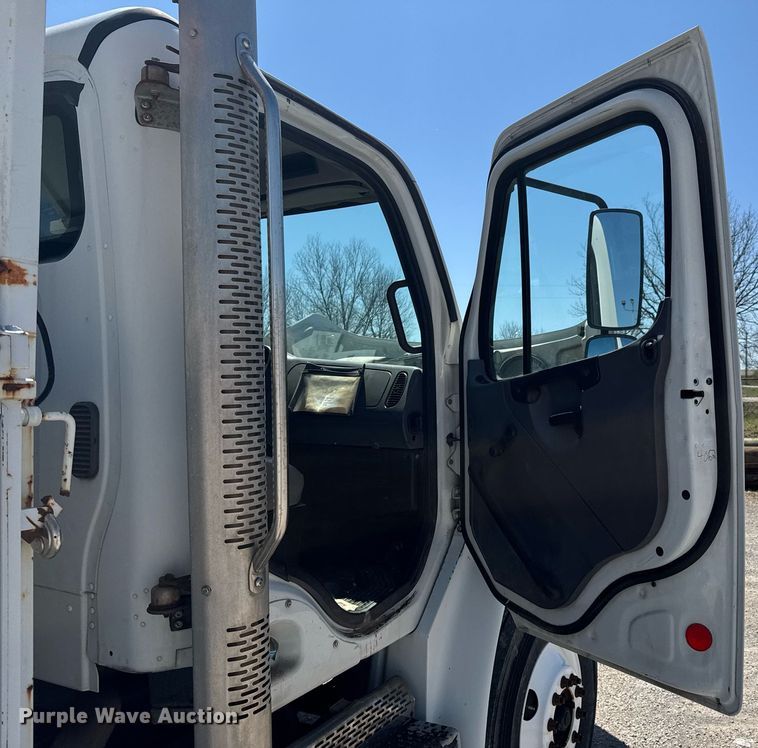 image for item DO0770 2009 Freightliner Business Class M2 bucket truck