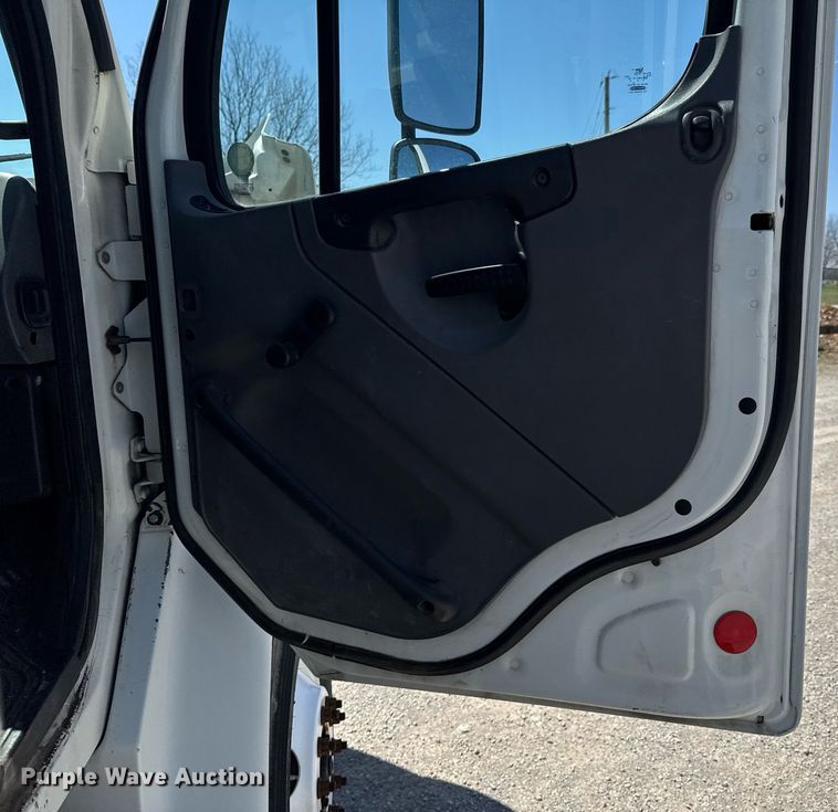 image for item DO0770 2009 Freightliner Business Class M2 bucket truck