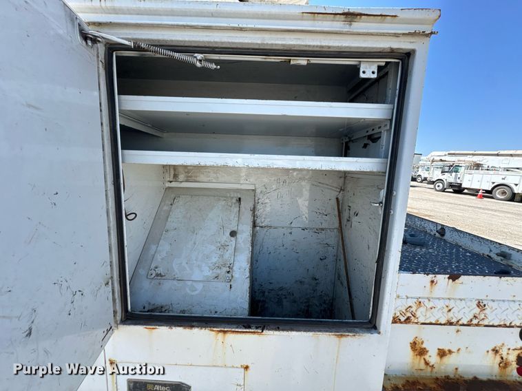 image for item DO0771 2008 International 4300 bucket truck