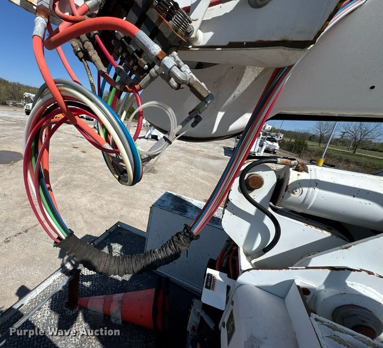 image for item DO0771 2008 International 4300 bucket truck