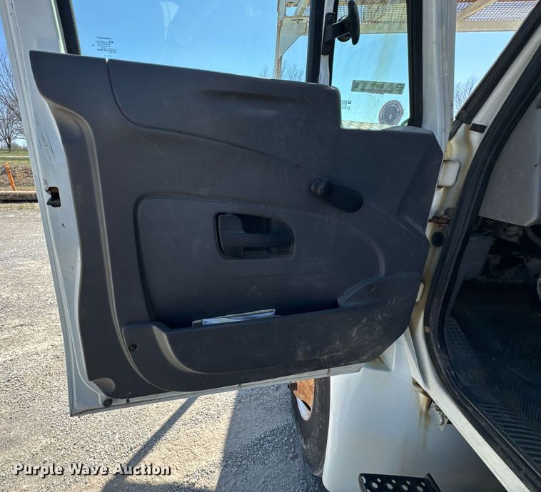 image for item DO0771 2008 International 4300 bucket truck