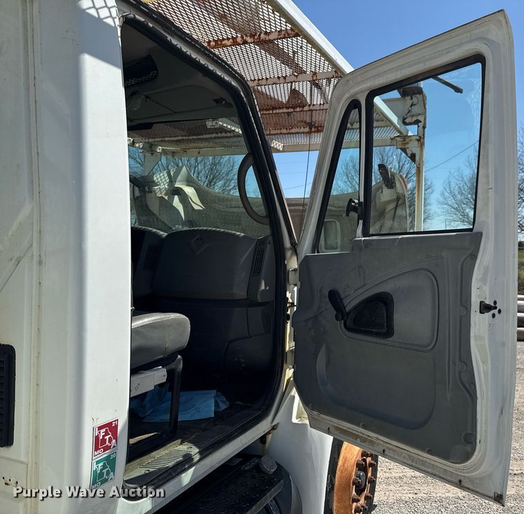 image for item DO0771 2008 International 4300 bucket truck