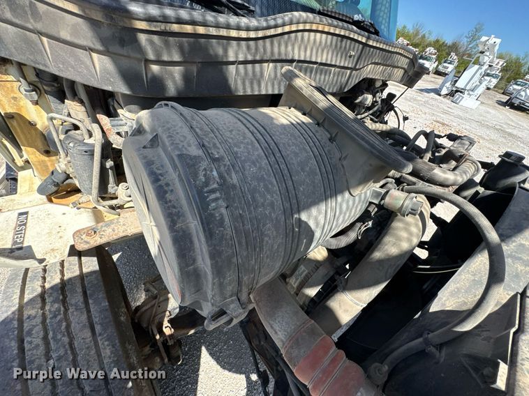 image for item DO0771 2008 International 4300 bucket truck