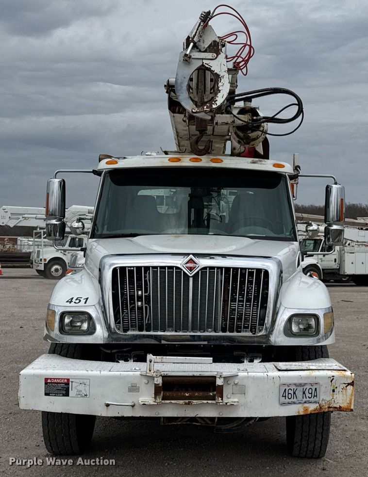 image for item DO0772 2004 International 7400 digger derrick truck