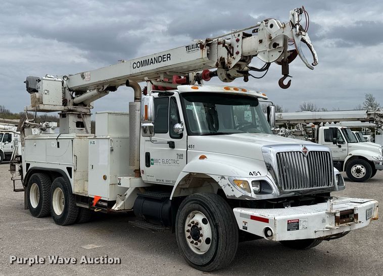 image for item DO0772 2004 International 7400 digger derrick truck