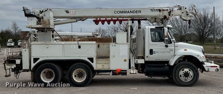 image for item DO0772 2004 International 7400 digger derrick truck