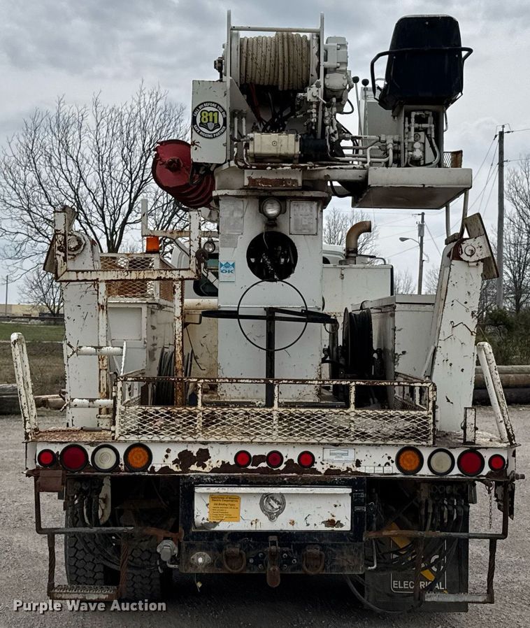 image for item DO0772 2004 International 7400 digger derrick truck