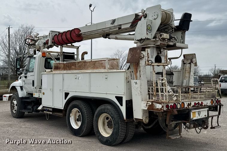 image for item DO0772 2004 International 7400 digger derrick truck