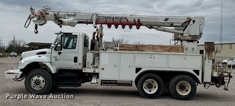 image for item DO0772 2004 International 7400 digger derrick truck