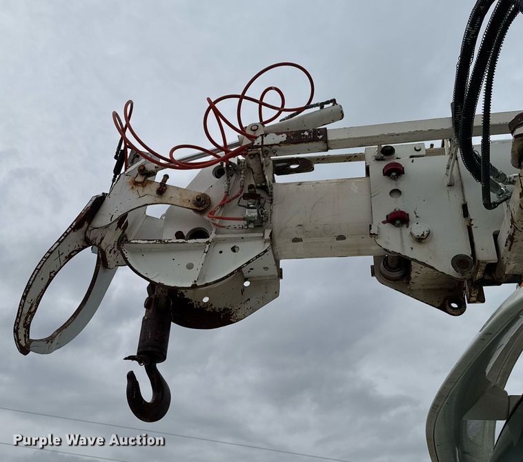 image for item DO0772 2004 International 7400 digger derrick truck