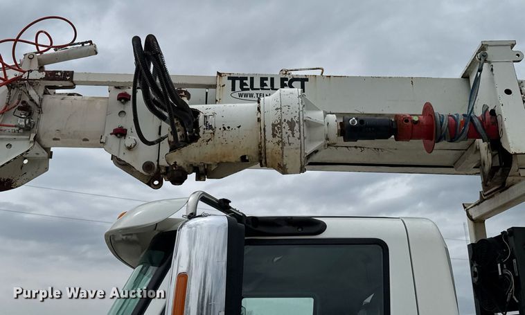 image for item DO0772 2004 International 7400 digger derrick truck