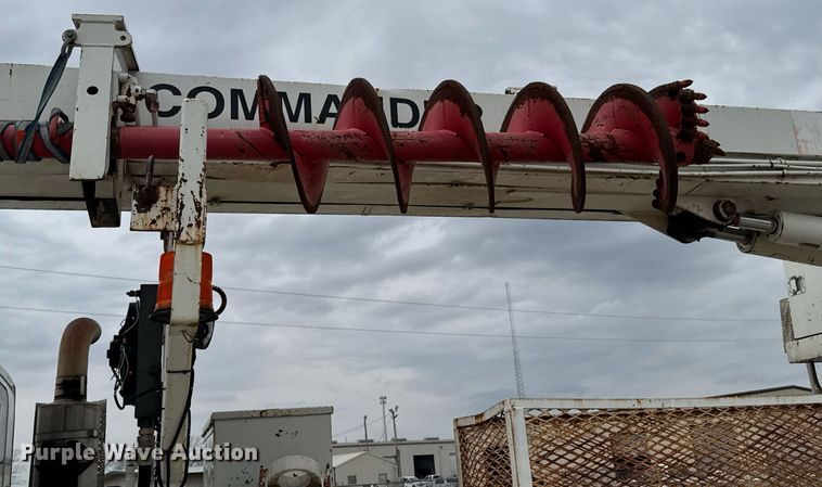 image for item DO0772 2004 International 7400 digger derrick truck