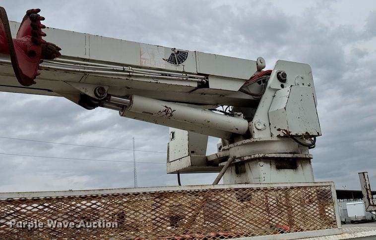 image for item DO0772 2004 International 7400 digger derrick truck