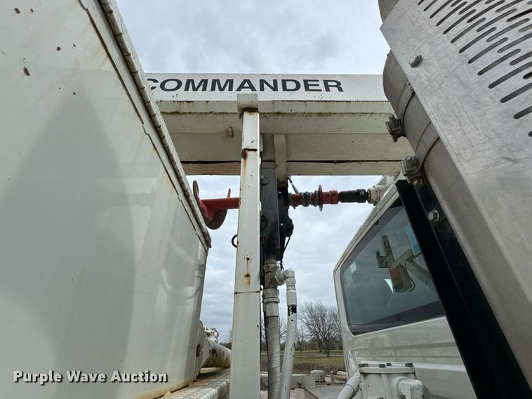 image for item DO0772 2004 International 7400 digger derrick truck