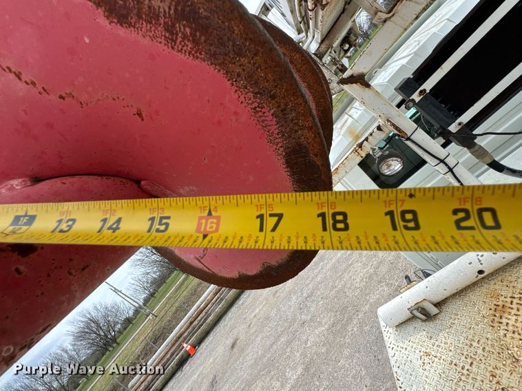 image for item DO0772 2004 International 7400 digger derrick truck