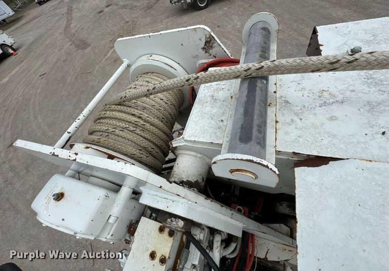 image for item DO0772 2004 International 7400 digger derrick truck