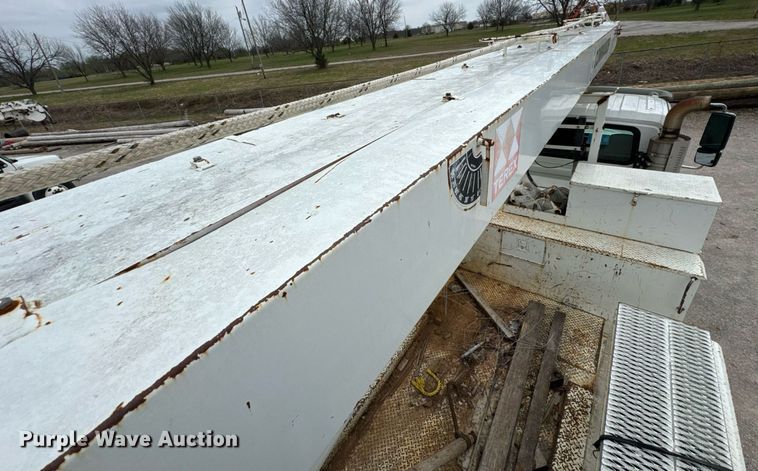 image for item DO0772 2004 International 7400 digger derrick truck