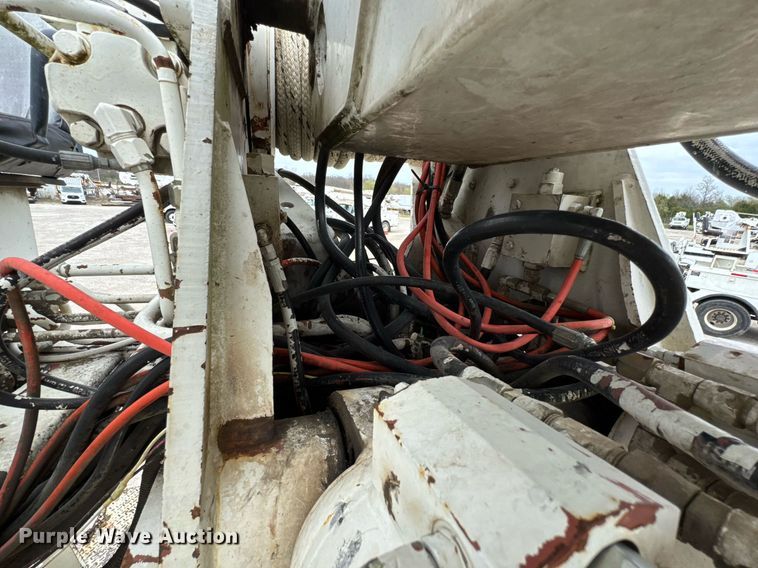 image for item DO0772 2004 International 7400 digger derrick truck