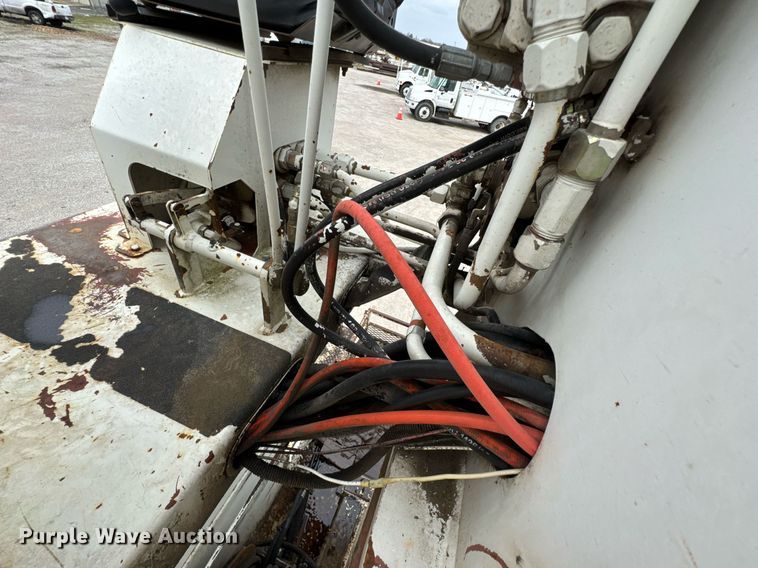 image for item DO0772 2004 International 7400 digger derrick truck