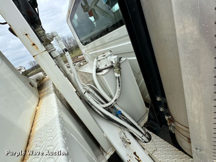 image for item DO0772 2004 International 7400 digger derrick truck