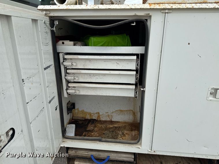 image for item DO0772 2004 International 7400 digger derrick truck