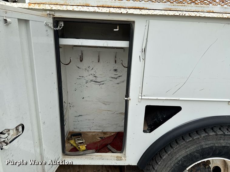 image for item DO0772 2004 International 7400 digger derrick truck