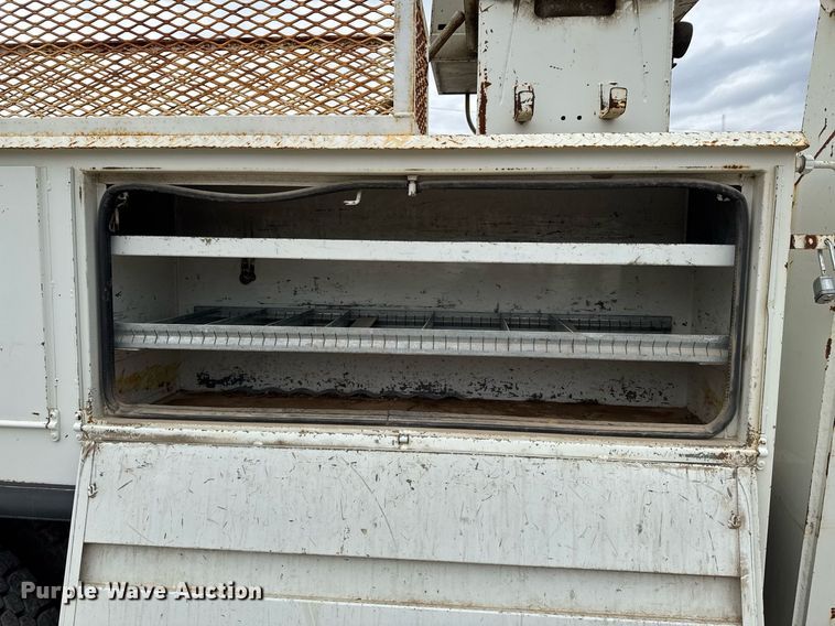 image for item DO0772 2004 International 7400 digger derrick truck