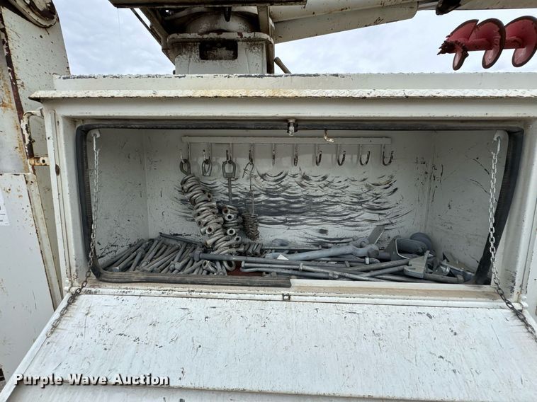 image for item DO0772 2004 International 7400 digger derrick truck