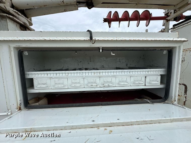 image for item DO0772 2004 International 7400 digger derrick truck