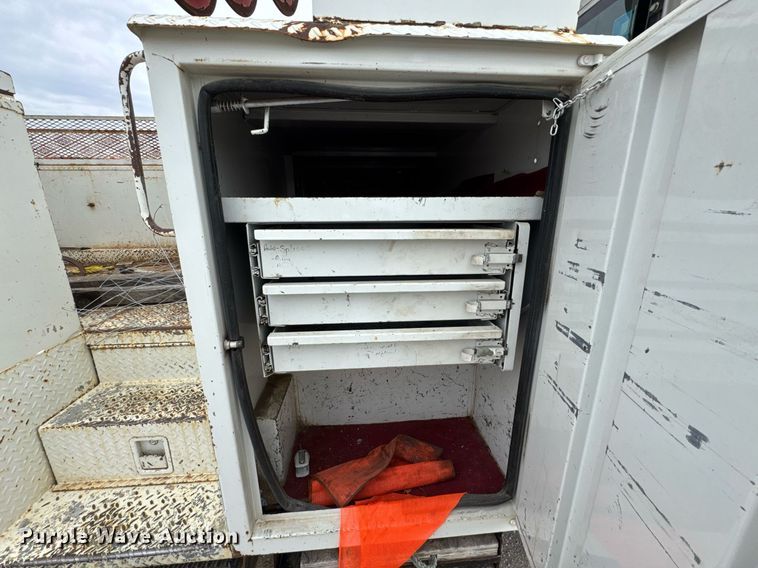 image for item DO0772 2004 International 7400 digger derrick truck