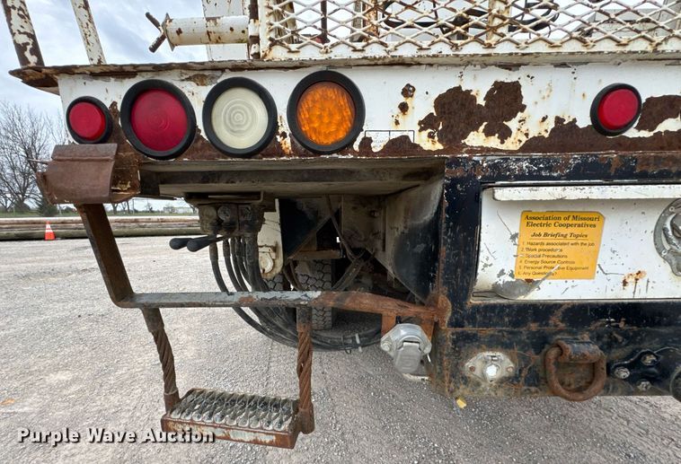 image for item DO0772 2004 International 7400 digger derrick truck