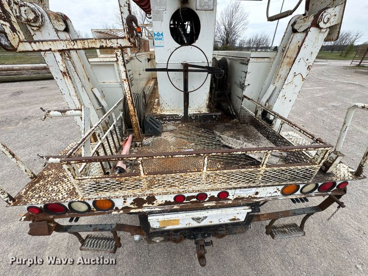 image for item DO0772 2004 International 7400 digger derrick truck