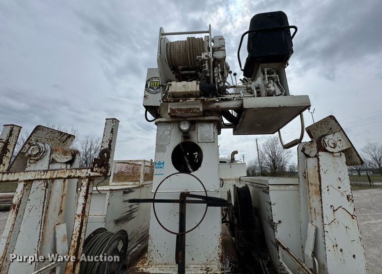 image for item DO0772 2004 International 7400 digger derrick truck