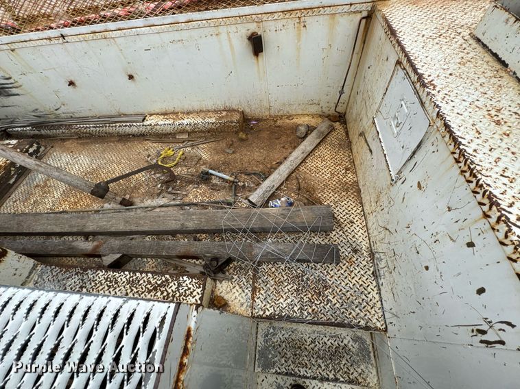 image for item DO0772 2004 International 7400 digger derrick truck