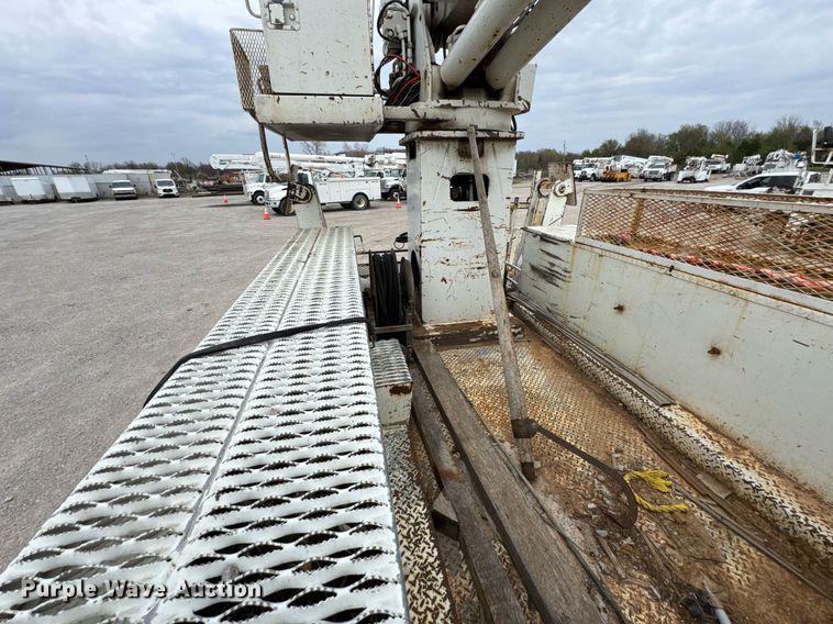 image for item DO0772 2004 International 7400 digger derrick truck