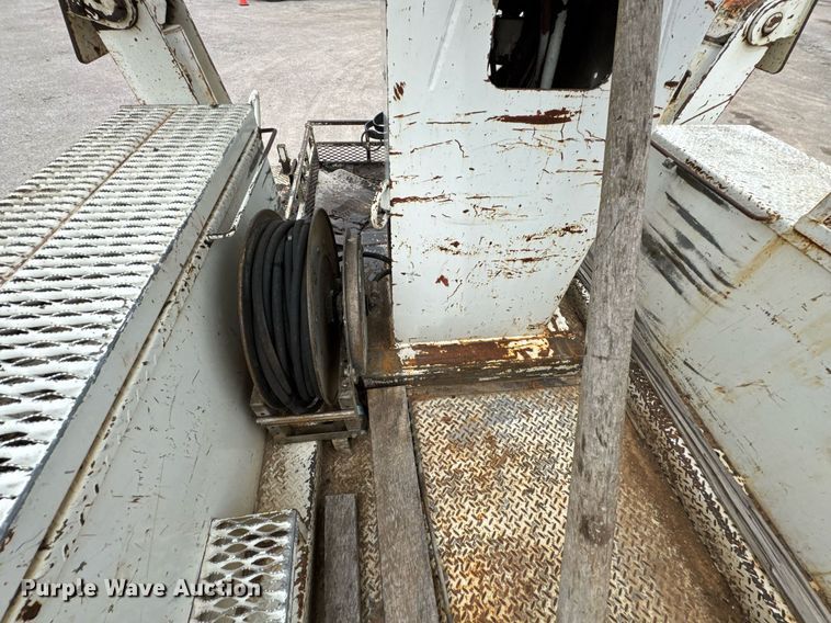 image for item DO0772 2004 International 7400 digger derrick truck