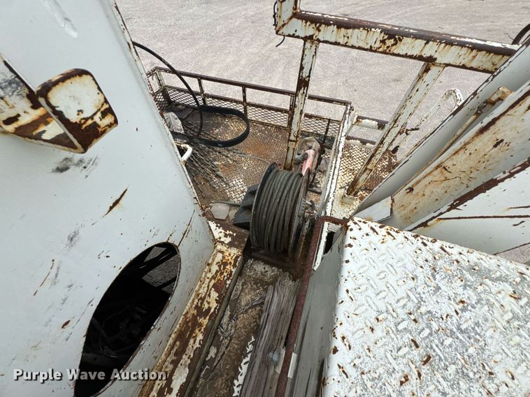 image for item DO0772 2004 International 7400 digger derrick truck