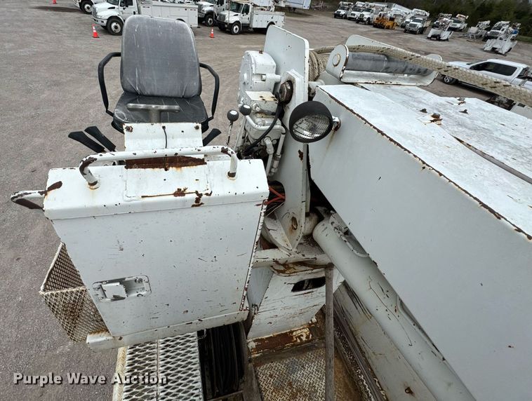 image for item DO0772 2004 International 7400 digger derrick truck