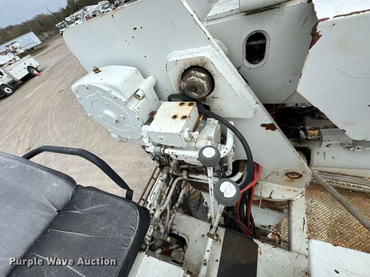 image for item DO0772 2004 International 7400 digger derrick truck