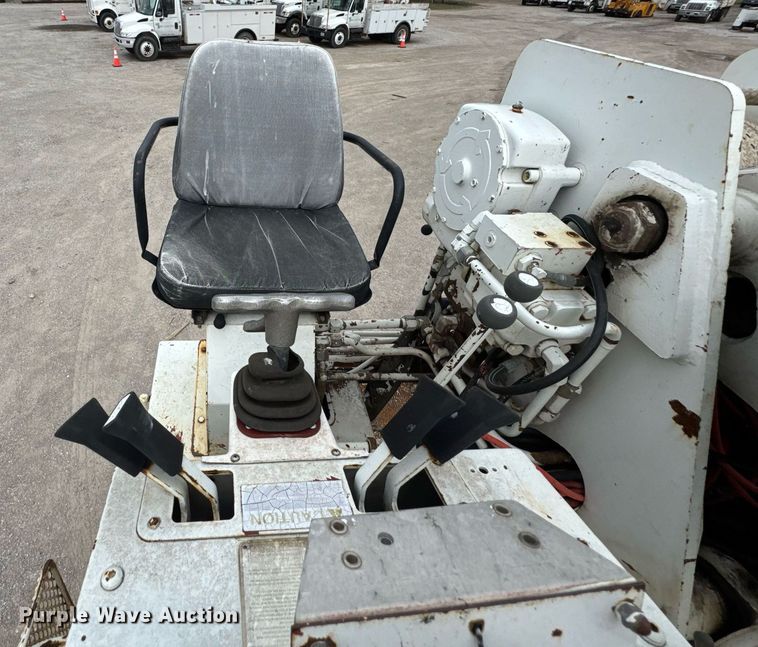 image for item DO0772 2004 International 7400 digger derrick truck