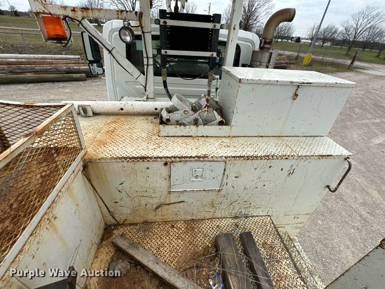 image for item DO0772 2004 International 7400 digger derrick truck