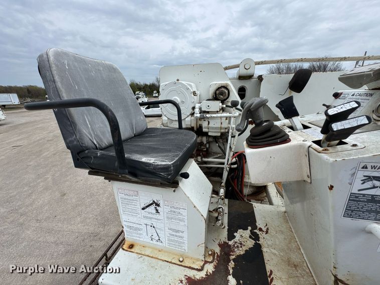 image for item DO0772 2004 International 7400 digger derrick truck